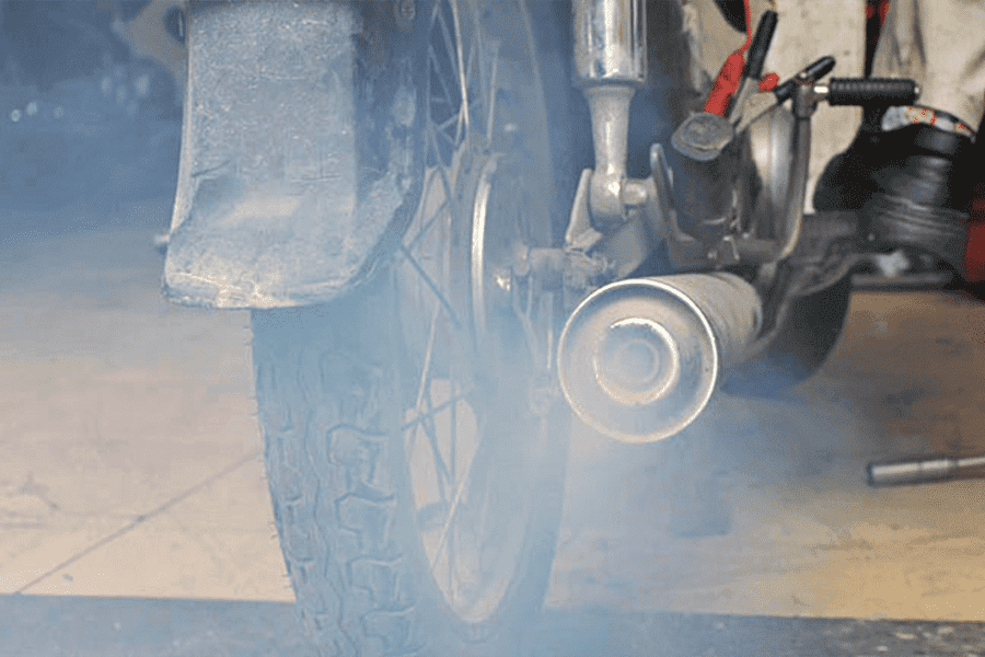Xe máy xả khói màu – dấu hiệu báo động xe máy đang gặp vấn đề